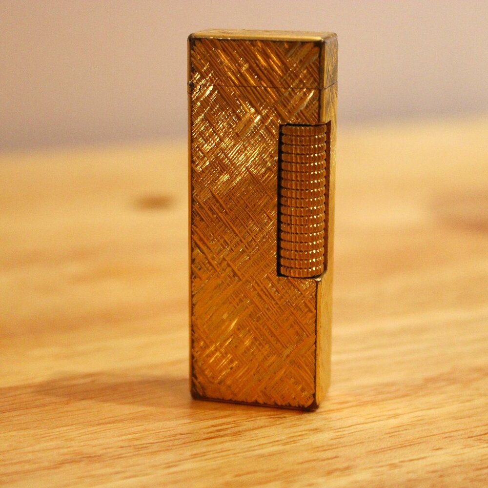 Vintage Alfred Dunhill Lighter classic Florentine. Timeless beauty gold plate.